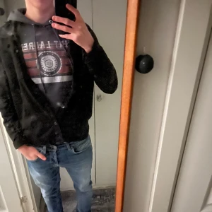 Svart overshirt från Jack & Jones - Snygg svart overshirt från Jack & Jones. Perfekt för lager-på-lager-stil och passar bra till jeans. Klassisk design som funkar till många tillfällen. Inga defekter alls! Skriv vid frågor 