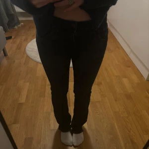Svarta jeans från LTB - Snygga lågmidjade  nattblå jeans från LTB med klassisk femficksdesign. Strl W24 L32, finns defekter (se bilder) därav priset. 