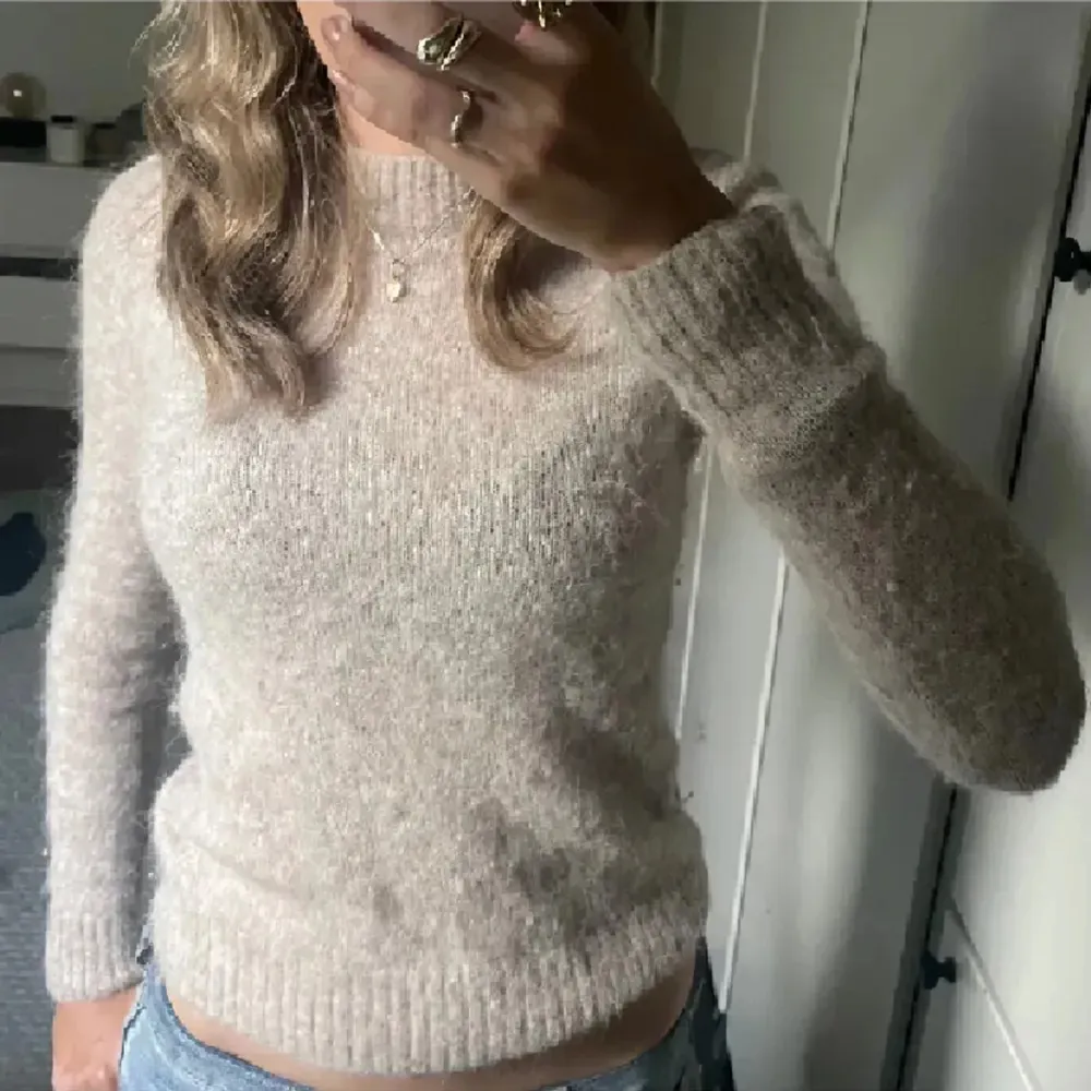 Stickad tröja från Zara 💘💘💘Stl S men passar absolut mindre också!! Använd gärna köp nu . Neuleet.