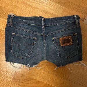 Lågmidjade jeansshorts från D&G - Snygga Lågmidjade jeansshorts från dolce gabana. Köpta second hand!