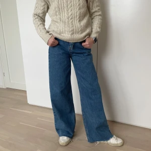 Blå baggy jeans  - Snygga blå jeans med en baggy (vid) passform. Perfekta för en casual look. De är tillverkade i ett robust denimtyg.