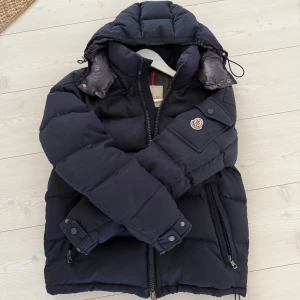 Moncler montgenevre - Säljer en mörkblå Moncler montgenevre i storlek 3. Skick 6-7/10, den är 100% äkta, bara höra av sig vid frågor🙌