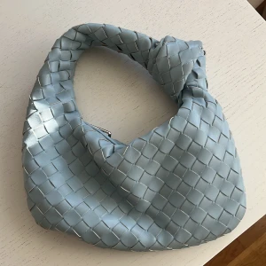 Ljusblå flätad väska - Bottega Veneta liknande väska. Köpt i marbella. 