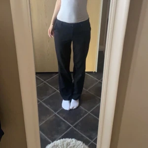 Kostymbyxor  - Snygga svarta byxor med en rak passform från Vero Moda. De är midwaist💕Säljer för att de aldrig kommer till användning. St XS längd 32