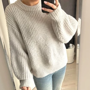 Beige stickad tröja - Mysig oversized beige stickad tröja med ribbad struktur! Bra skick förutom nopprorna som syns på bilderna! 