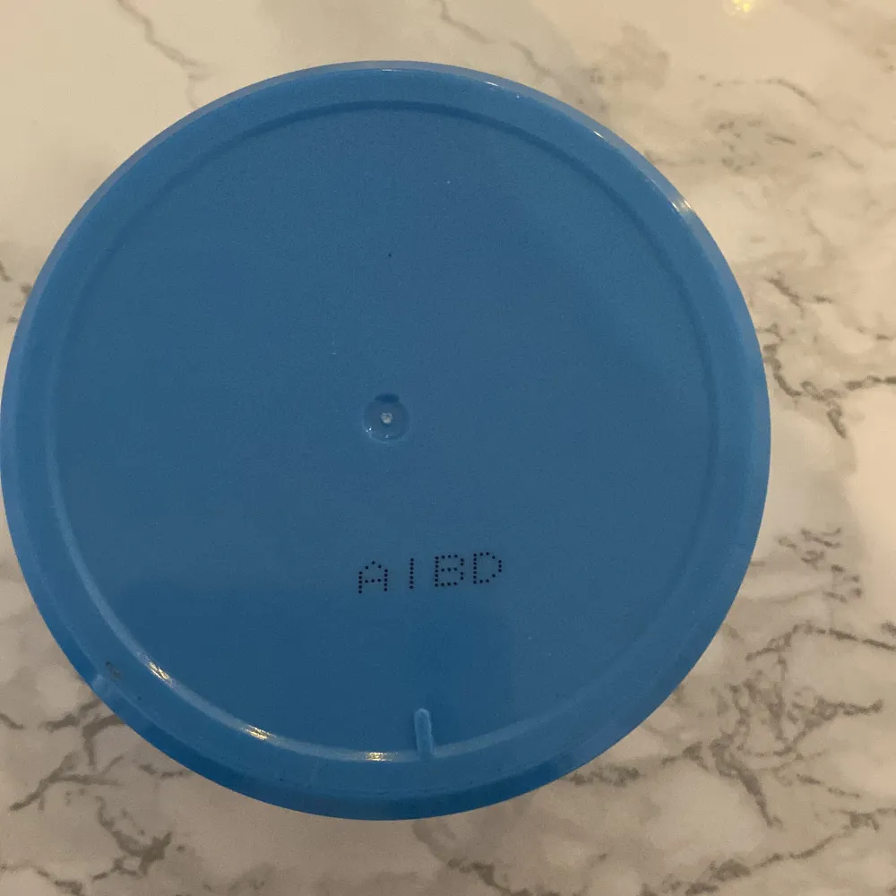 Essence Hydrogel Eye Patches är veganska och doftfria ögonmasker som kommer i en blå förpackning. Perfekta för att fräscha upp och återfukta huden under ögonen. Säljs utan original kartong så ingredienser finns på Lyko. Beauty.