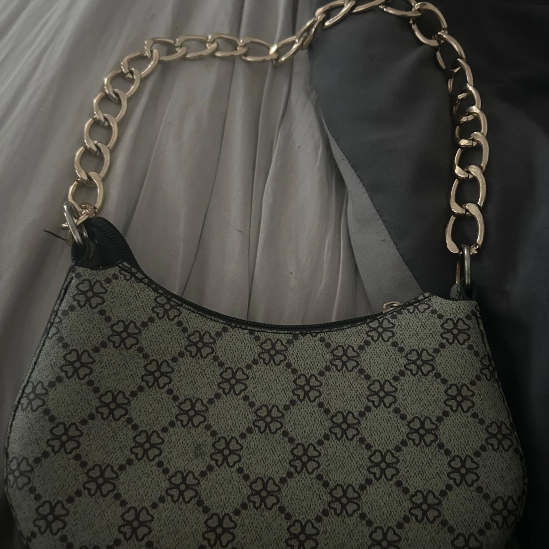 Mönstrad axelväska med kedja