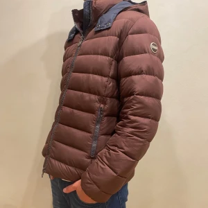 Colmar Jacka - Hej! Säljer nu min jacka från märket Colmar, storlek 48/M, bra skick modellen är 184cm och väger 70kg . Tveka inte på att höra av dig om du har frågor eller funderingar kring jackan!