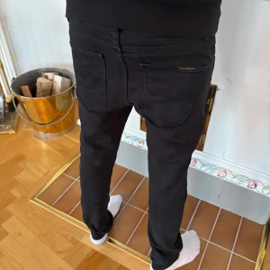 Nudie jeans  - Svarta nudie jeans perfekt till dig som behöver ett par helsvarta jeans | storleken är 31/32 | vid fler funderingar kom privat🤩