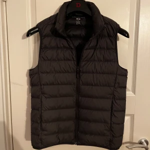 Fet väst från uniqlo - Säljer en fet väst från uniqlo i storlek XS knappt använd. Köpt för cirkus 500kr säljer 300kr sitter prefekt för dig som är lite skönt gräsch.😝