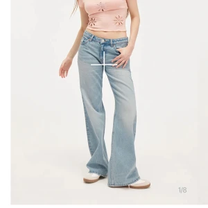 Lågmidjade Monki jeans - Lågmidjade jeans från monki i nyskick💓passade tyvärr inte mig, därav säljer jag😊