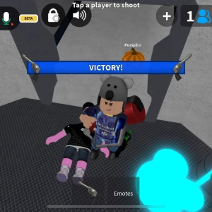 Grå roblox mössa med öron - En söt grå roblox mössa med öron, perfekt för att ge en lekfull touch till din outfit. Mössan har en enkel design och är lätt att matcha med olika stilar.