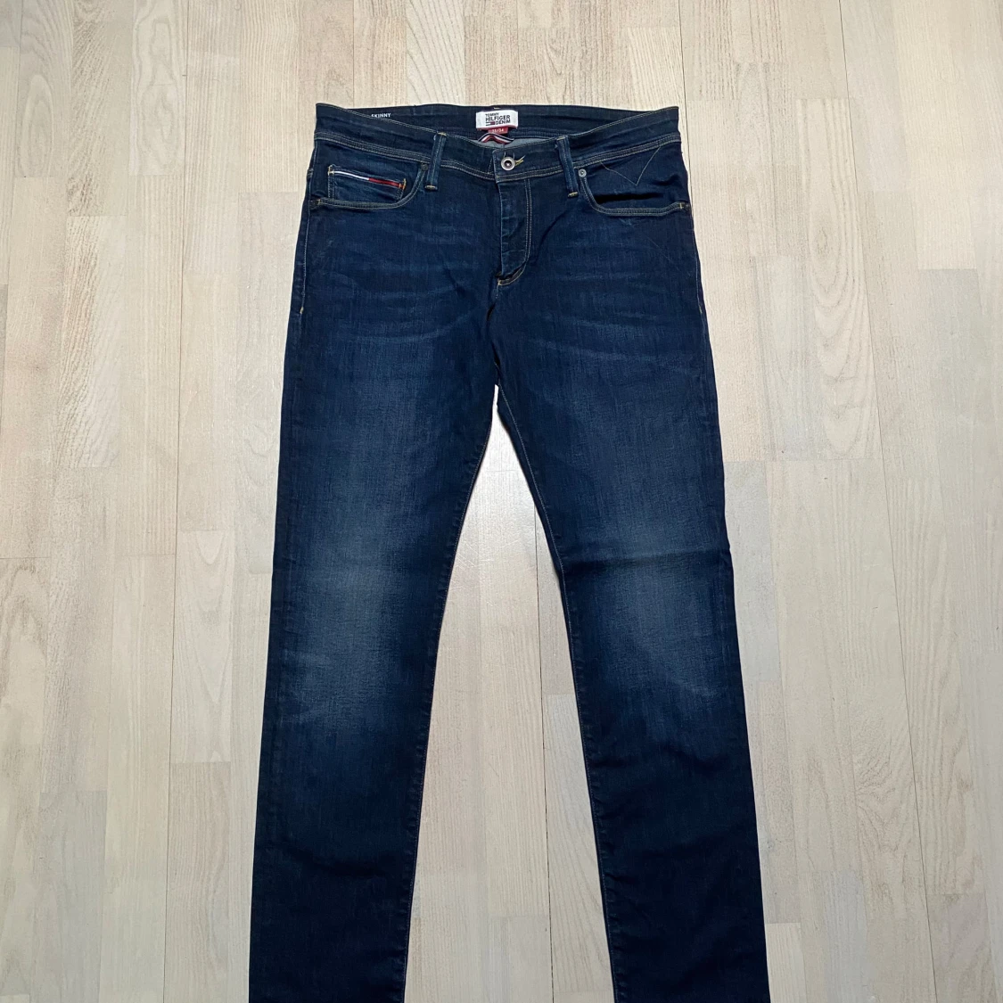 Mörkblå jeans från Tommy Hilfiger