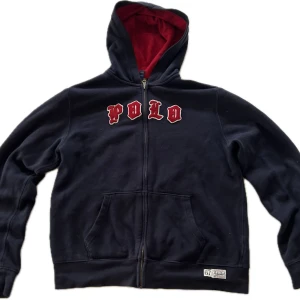 Ralph lauren hoodie - Marinblå zip hoodie från polo Ralph lauren. Säljer för att den blivit för liten för mig. Bara att höra av er vid minsta fundering om tröjan.