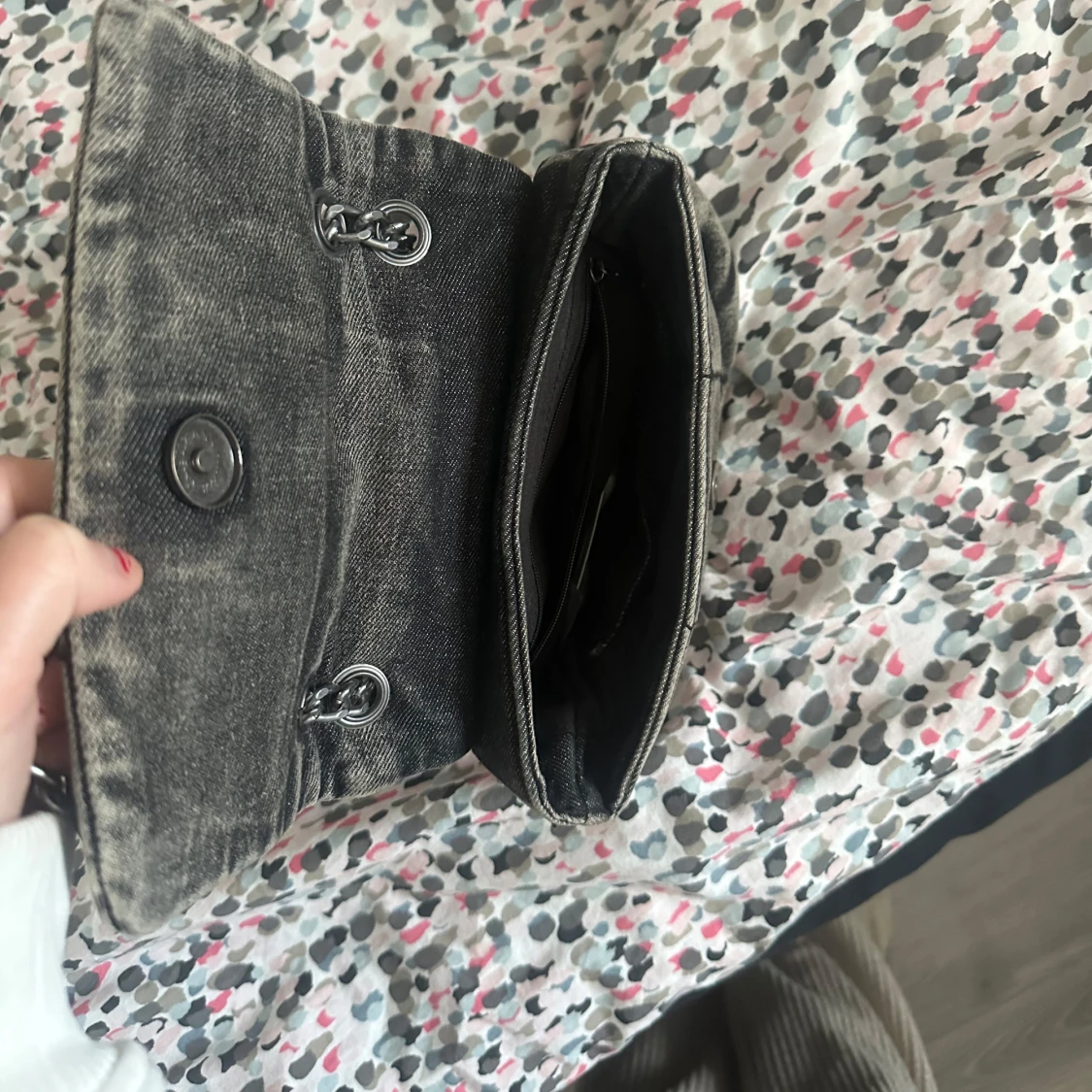 Grå axelväska med kedja - 2