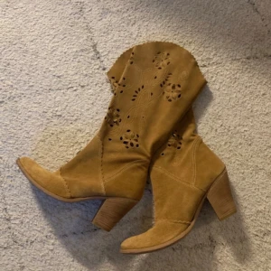 Italiensk vintage stövlar  - Fina stövlar från italien i äkta suede. Fint mönster på skaften och klacken är ungefär 6 cm. Står stl 39 men jag tycker dom är små i storleken så skulle säga det är mer 38. Lite slitage på sulan men annars super fint skick.