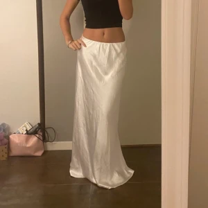 Vit satinkjol - Elegant vit satinkjol från Gina i ett mjukt och glansigt material. Kjolen har en enkel och stilren design som ger en flytande siluett. Perfekt för en chic och minimalistisk look. Storlek S, fint skick. Köp direkt för 199kr💞💞