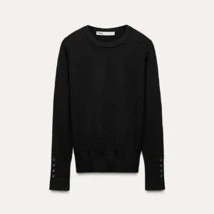 Svart tröja från Zara💗 - Snygg svart tröja från Zara med rund hals och långa ärmar. 💕💕Tröjan har dekorativa knappar vid ärmsluten som ger en stilren touch. Perfekt för en elegant och enkel look.