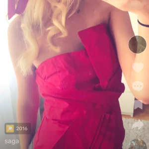 Röd super söt topp - Super söt röd topp med en ”knytning” framtill knappt använd tyvär 