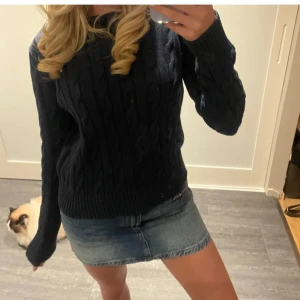 Jeanskjol - Säljer nu exakt en sånhär jeanskjol bara lite ljusare! Super fin står att de är en liten strl men har mailat o de är strl Xs!🥰 använd 3 gr och köpt för strax över 500!