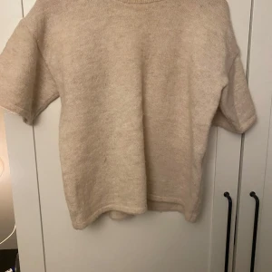 Beige stickad tröja från Selected Femme - Beige stickad tröja med korta ärmar från Selected Femme. 