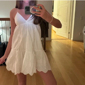 vit zara klänning - säljer min jättefina Zara klänning då den inte kommer till användning. superfin och i bra skick, strl m men mer som en s. skriv vid minsta fundering 💕