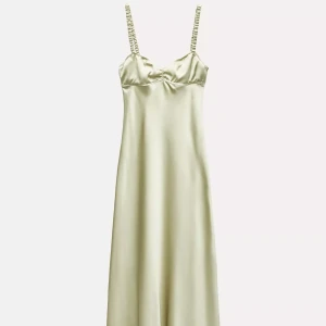 Ljusgrön långklänning i satin - Elegant ljusgrön långklänning i satin med smala axelband och en stilren design. Perfekt för speciella tillfällen där du vill känna dig extra glamorös. Den är endast använd på andra bilden och har öppen rygg💕
