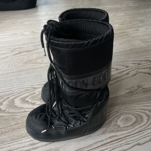 Svarta Moon Boots - Snygga svarta Moon Boots som är glansiga! Väldigt gott skick! Nypris 2400kr. Säljer för 1600kr💗
