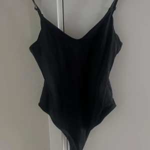 Body - Snygg svart body med smala axelband och v-ringad design