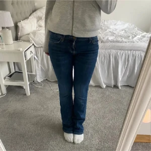 Lågmidjade jeans - Lågmidjade blå jeans 🩷de har gått upp där bak se bild 3 och 4 annars i bra skick