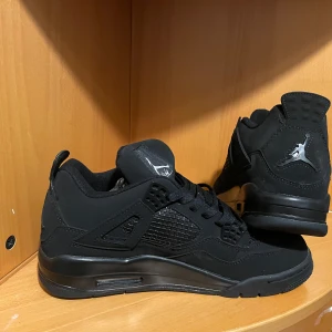 Nike Air Jordans i svart och grått - Finns två par i storlek 39 och ett par i storlek 42 styck pris är 1100kr