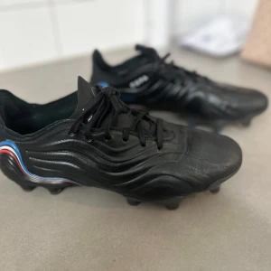 Svarta fotbollsskor från Adidas copa - Copa skor storlek 40 (läder)