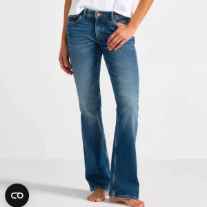 Blå bootcut jeans - Snygga blå bootcut jeans med klassisk femficksdesign och knappgylf. I storlek 38 men passar som 34/36. Använda 1-2 gånger 🩷🩷