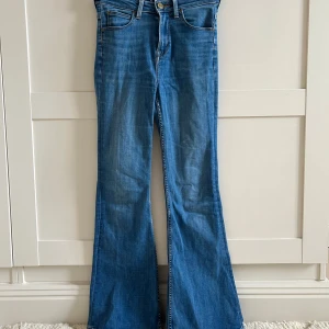 Blå bootcut jeans från Lee - Säljer ett par jättesnygga blå bootcut jeans från Lee! Stretchigt material. Man får en väldigt fin bakdel av dessa byxor! Lite synd att de inte passar längre. 