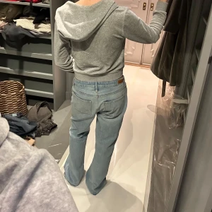 Ljusblå jeans - Säljer ett par ljusblå jeans med en avslappnad passform. De har en klassisk design med fem fickor och en låg midja. Perfekta för en casual look. Jag är 178
