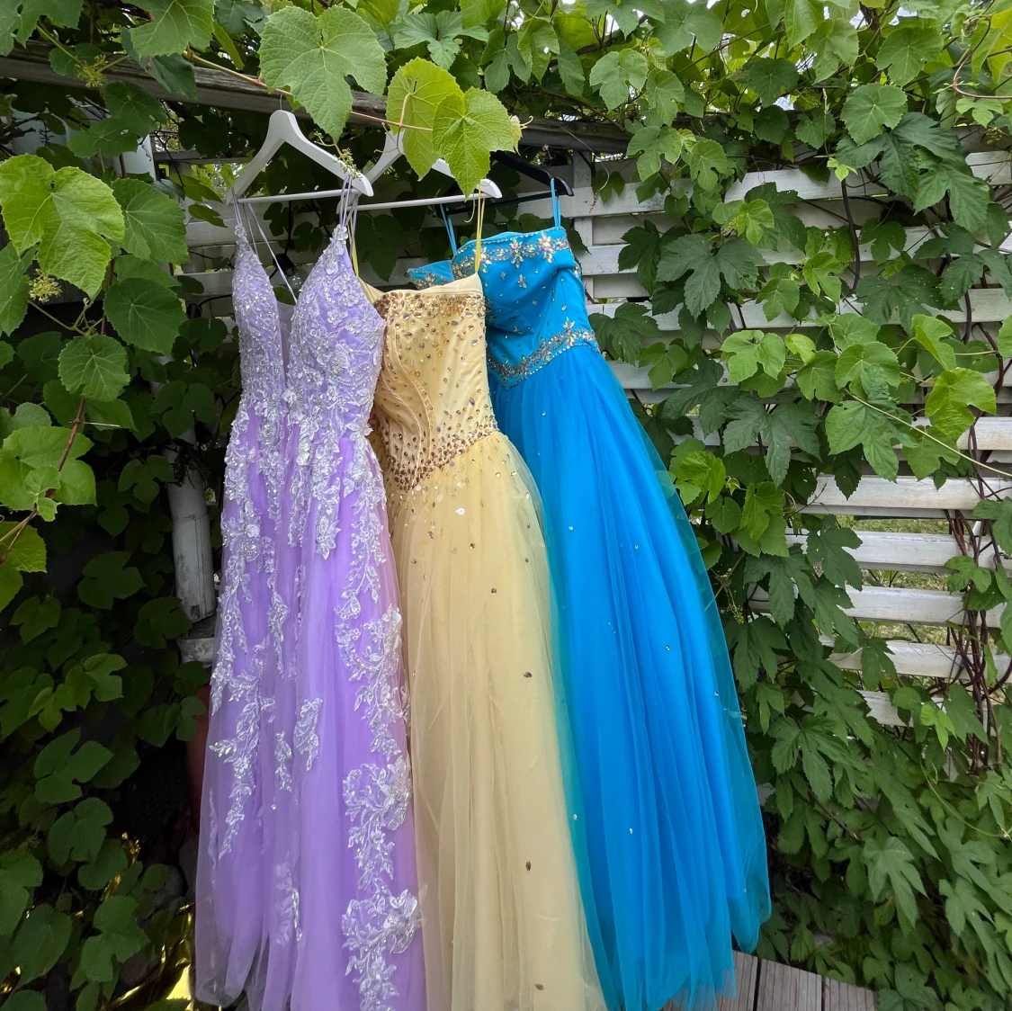 Blå balklänning med pärlor - 1