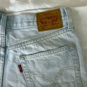 Jeans shorts - Strl XS, w26 💕från Levis, midjemått rakt över:37cm längd:26cm