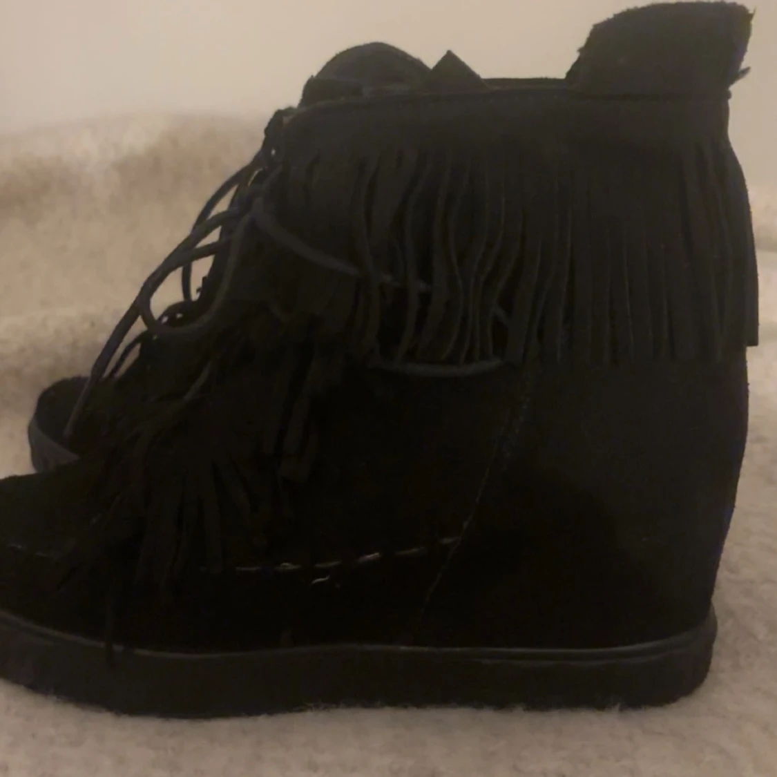 Svarta mocka sneakers med fransar - 1