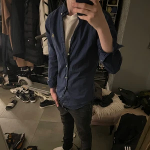 Ralph lauren skjorta - En riktigt snygg och trendig ralph lauren skjorta i bra skick nypris ligger på runt 200 kr mitt pris är endast 450. Den är i storlek S dm vid frågor. 