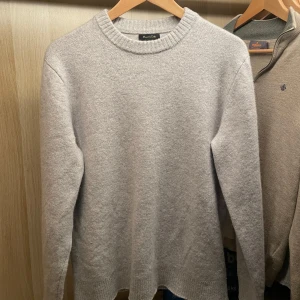 Massimo suttit stickad tröja - Säljer en stilren grå stickad tröja från Massimo dutti. Tröjan har en rund halsringning och långa ärmar, perfekt för kyligare dagar. Den är mjuk och bekväm, vilket gör den till ett utmärkt val för både vardag och avslappnade tillfällen. Tröjan är av merinoull vilket har utrymme för andning men också för att hålla ute kyla vilket ger dig den bästa tröjan för alla temperaturer! Sjukt skönt material och passar alla med S i storlek!