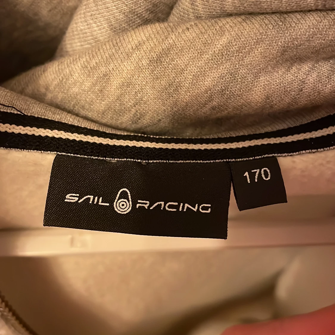 Grå hoodie från Sail Racing - Storlek M - 1