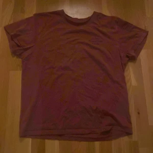 Brun t-shirt från 157 - Säljer en brun t-shirt från 157 med texten 'Closed Twenty Four Seven' tryckt på bröstet. T-shirten är tillverkad i 100% bomull och har en klassisk passform med korta ärmar.