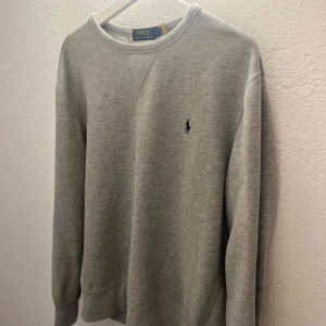 Polo Ralph Lauren tröja  - Snygg Ralph Lauren tröja i storlek M. Nyskick.  Nypris 1900+. Tveka inte att höra av vid fler frågor!🙌🏻