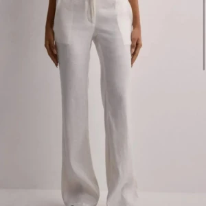 Low waist linen flare pants - Sälja helt nya Nelly byxor. Lappen är fortfarande på, endast testade. Jag köpte flera olika storlekar. Säljer ett par svarta också, tveka inte att skriva om du har frågor🫶🏼 
