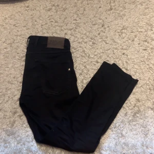 Replay Anbass Jeans - Säljer nu dessa snygga jeans från Replay 🌟Modellen är anbass 👖 Hör av er vid frågor eller funderingar 🤩
