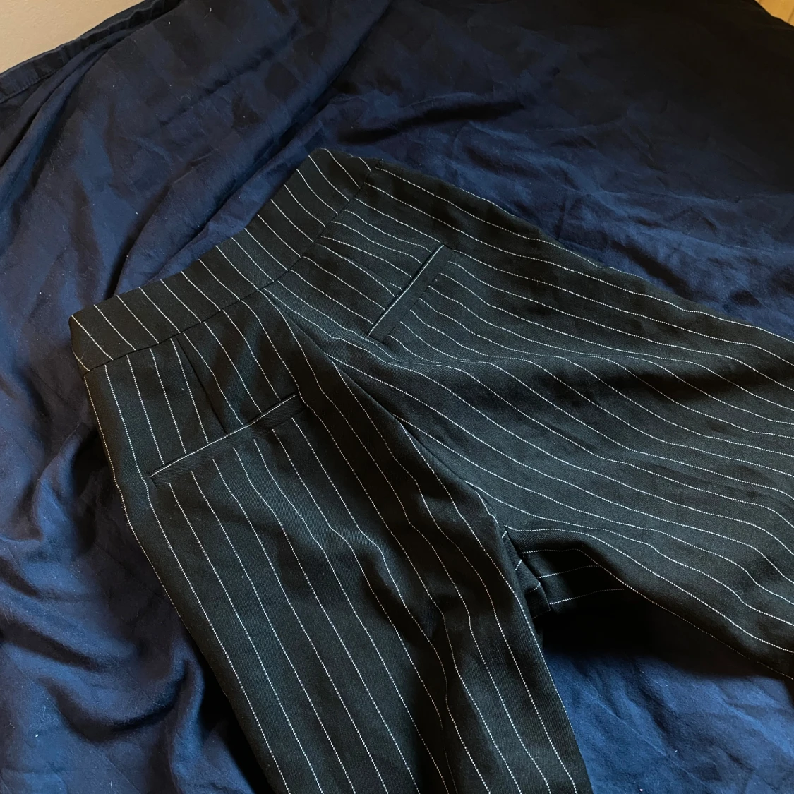 Svarta randiga kostymbyxor - 1