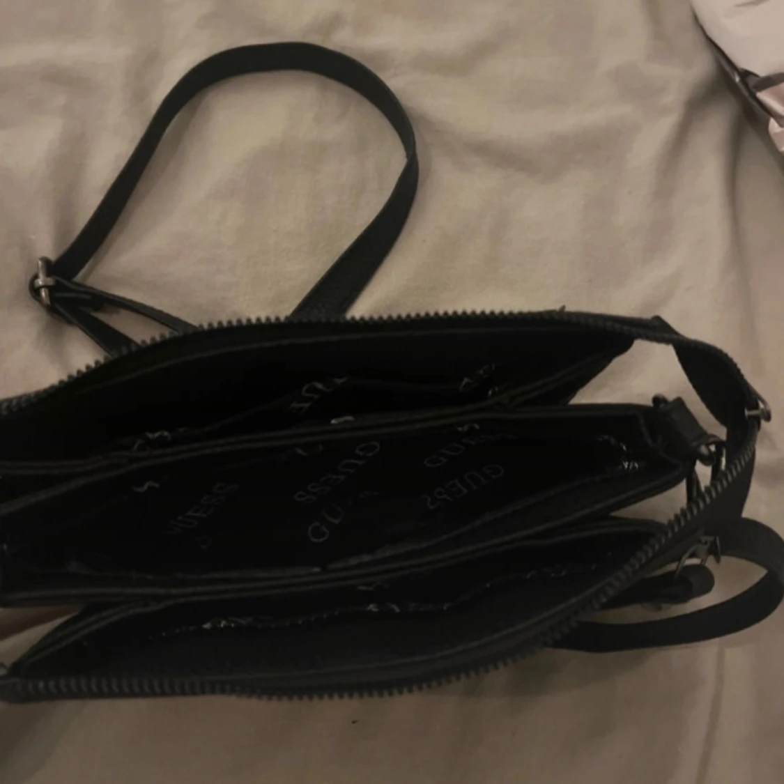 Svart axelväska från Guess - 2