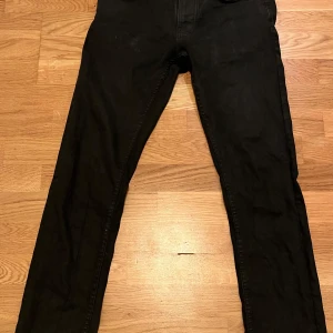 Nudie jeans - Tjena! Säljer dessa feta svarta nudie jeansen. W31 L34. Ny pris: 1600kr. Inga defekter! Bara att höra av dig vid några funderingar! Pris kan diskuteras vid snabb affär!😃👍🏼