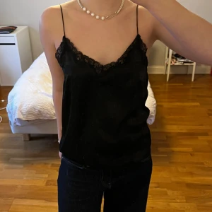 Spets linne - Linne med spetsdetalj. Min spegel är lite smutsig så toppen ser lite fläckig ut på bild 2 men det är den inte! Säljer pga rensar min garderob💕 (har massa kläder i nyskick med gratis frakt på min profil)