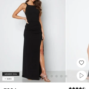 Svart långklänning från Bubbleroom - Elegant svart långklänning från Bubbleroom med en stilren design och slits. Klänningen har en smickrande passform och är perfekt för speciella tillfällen. Den är ärmlös och har en dragkedja i ryggen för enkel påklädning. Använd en gång!